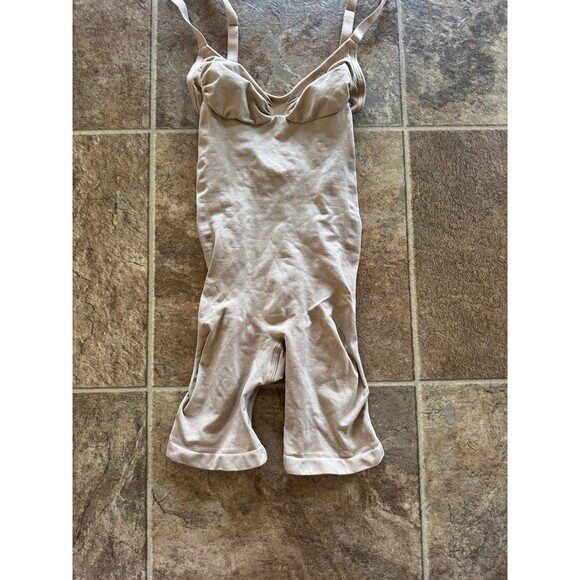 Skims Seamless Sculpt Mid Thigh Bodysuit Clay
Size Small - Picture 6 of 11